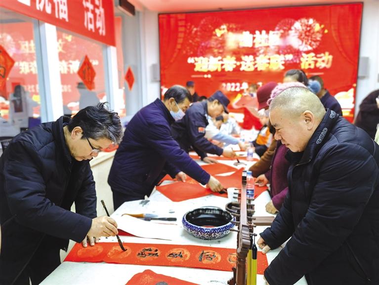 蘭州新區(qū)開展“墨香四溢送春聯(lián)·情暖文曲送祝?！被顒?dòng)