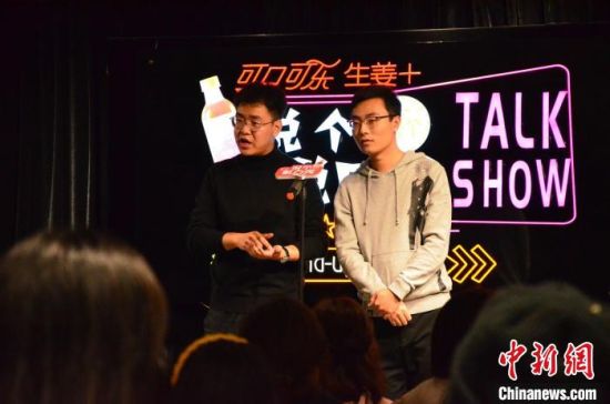 圖為脫口秀演員搭檔表演。　楊娜 攝