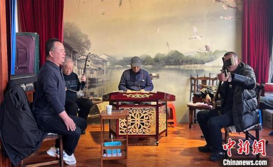圖為蘭州鼓子愛好者在傳習(xí)所內(nèi)互相搭檔上臺(tái)演出?！堨下?攝