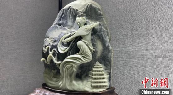圖為李學(xué)平的玉雕作品?！「攥?攝
