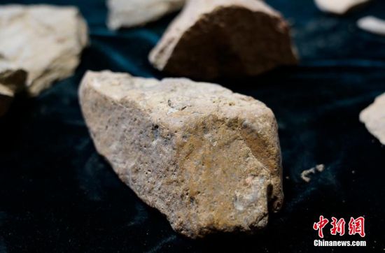 圖為靜寧縣賈河鄉(xiāng)竇坪村出土的石器。 夏劍鋒 攝