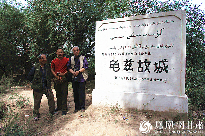 庫車是古代龜茲語，意為“龜茲人的城”，乃絲綢之路重鎮(zhèn)。2016年，蘇朗（右）、文巖（左）等藝術(shù)家前往庫車龜茲故城遺址采風(fēng)。楊文遠(yuǎn) 攝