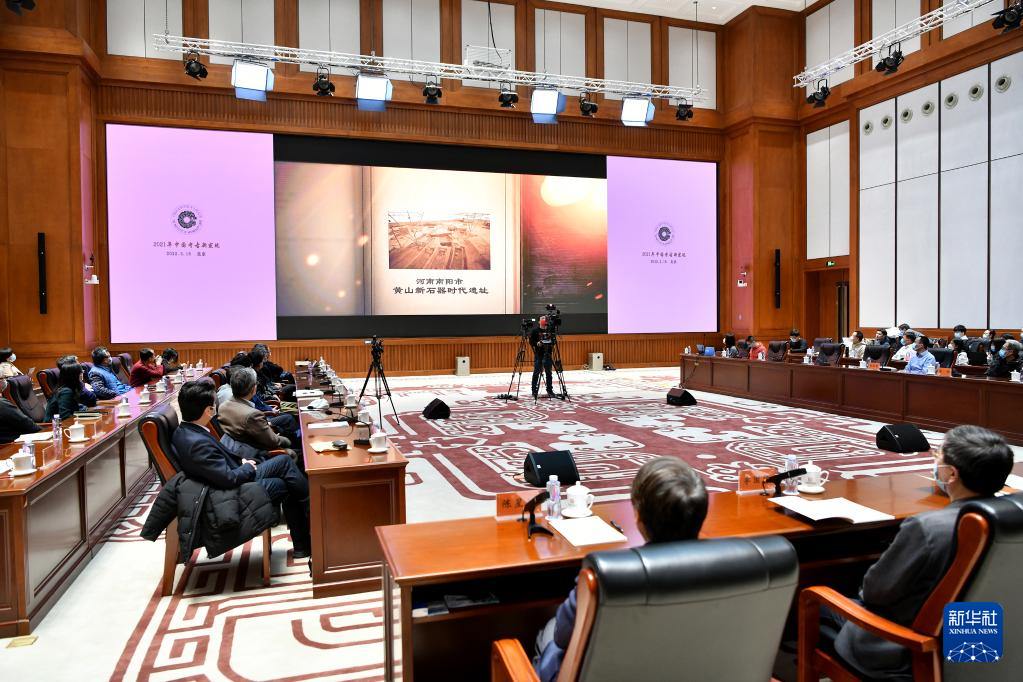3月18日，在“中國社會(huì)科學(xué)院考古學(xué)論壇·2021年中國考古新發(fā)現(xiàn)”上，參會(huì)人員觀看宣傳視頻。