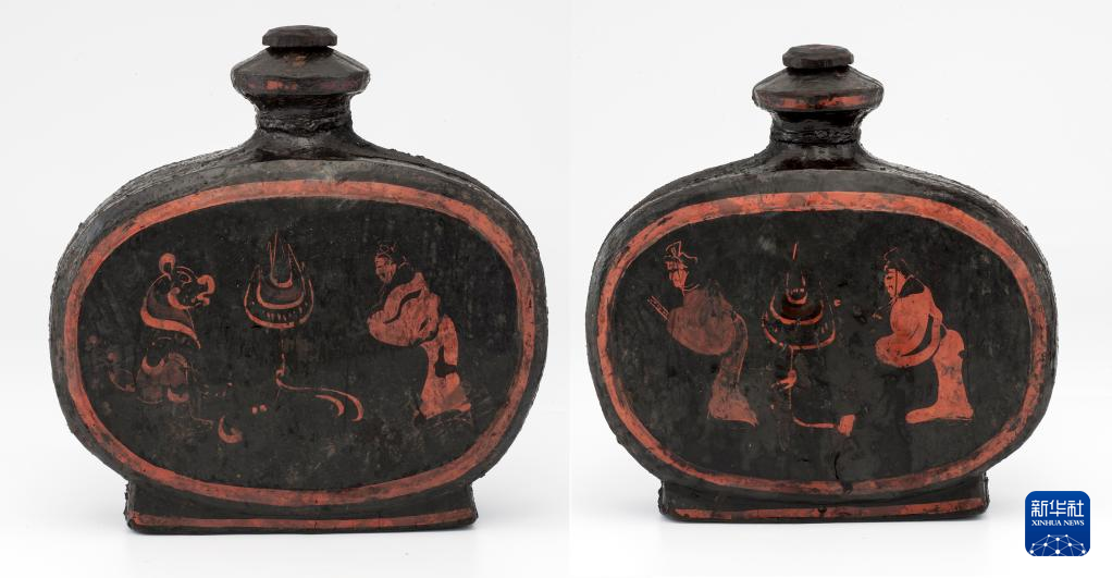湖北云夢縣鄭家湖戰(zhàn)國秦漢墓地出土扁壺（資料圖）。