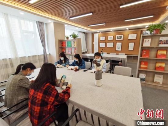 近日，在國網(wǎng)甘肅電力黨校職工書屋，正在舉行青年職工讀書交流活動?！⌒煅?攝