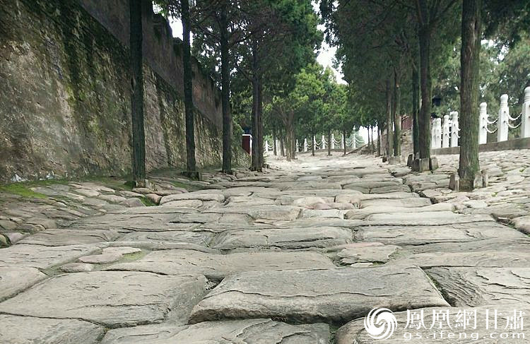 司馬遷祠的山崗下面有一段司馬古道，石條為北宋時鋪設(shè)，歷經(jīng)800余年的雨水沖刷、風(fēng)化、人走車碾，石條上的車轍印是這里曾經(jīng)繁華的歷史見證，又好像昭示太史公一生的坎坷與悲壯。楊文遠(yuǎn) 攝