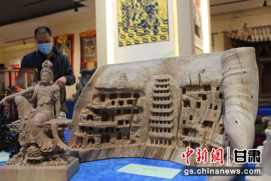 連日來，甘肅省工藝美術(shù)行業(yè)評(píng)審認(rèn)定工作會(huì)議在蘭州舉行。圖為以敦煌莫高窟為題材的木雕作品《守護(hù)》。徐雪 攝