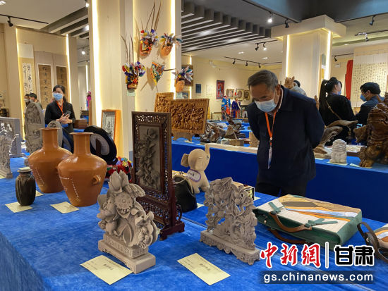 來自全省的近800件作品進(jìn)入專家評(píng)審環(huán)節(jié)，作品涵蓋雕塑雕刻、漆器、工藝花畫等多個(gè)類別。徐雪 攝