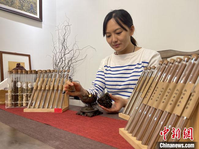 圖為魯雯展示燃香禮儀?！「攥?攝