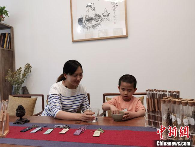 圖為魯雯為小學員授課和培訓?！●T志軍 攝