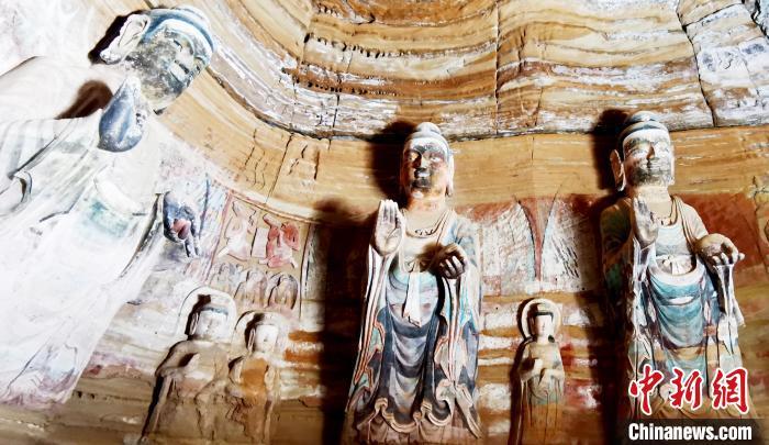 北石窟寺窟內(nèi)造像因受水顯得斑駁。　艾慶龍 攝