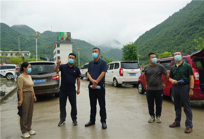 7月13日，隴南市徽縣紀(jì)檢監(jiān)察干部到嘉陵火車站督查疫情防控工作。張麗娟 攝.JPG