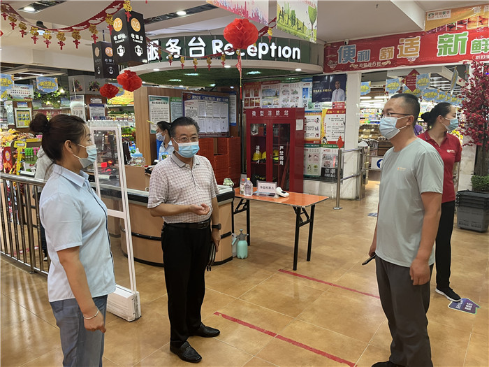 7月15日，酒泉市玉門市疫情防控督查組在隴商聯(lián)華超市監(jiān)督檢查疫情防控措施落實情況。 .jpg