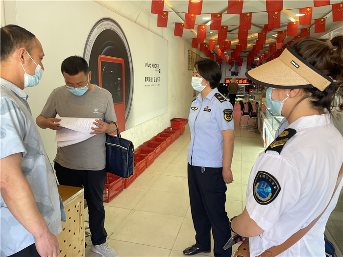 7月20日，定西市漳縣紀(jì)委監(jiān)委駐縣衛(wèi)生健康局紀(jì)檢監(jiān)察組抽調(diào)縣市場監(jiān)管局、衛(wèi)建局工作人員,深入新寺鎮(zhèn)萬家超市查看人員出入登記、環(huán)境消殺等。 蔣湘濤 攝.jpg