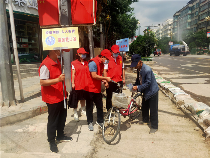 7月21日，定西市通渭縣紀(jì)委監(jiān)委機關(guān)志愿者在城區(qū)開展“不聚集、戴口罩”志愿活動。.jpg