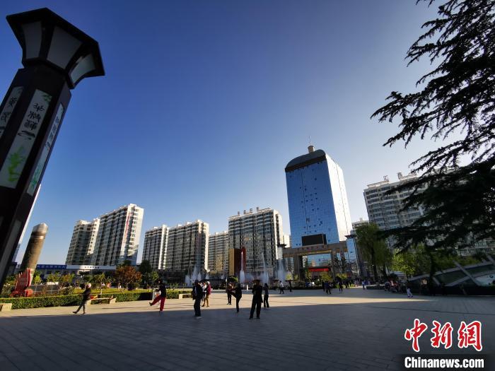 2020年7月12日，甘肅省定西市隴西縣城廣場(chǎng)，居民在晨練。(資料圖) 殷春永 　攝