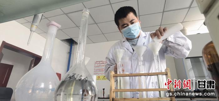 圖為甘肅科技集團(tuán)化工研究院有限責(zé)任公司工作人員正在做實(shí)驗(yàn)。魏建軍 攝