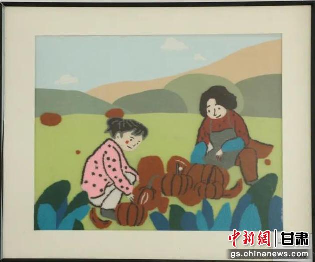 嘉峪關(guān)市新城鎮(zhèn)新城村農(nóng)業(yè)產(chǎn)業(yè)園區(qū)內(nèi)，母女兩人在摘南瓜。刺繡 馬艾米乃 繡稿 敬紅霞