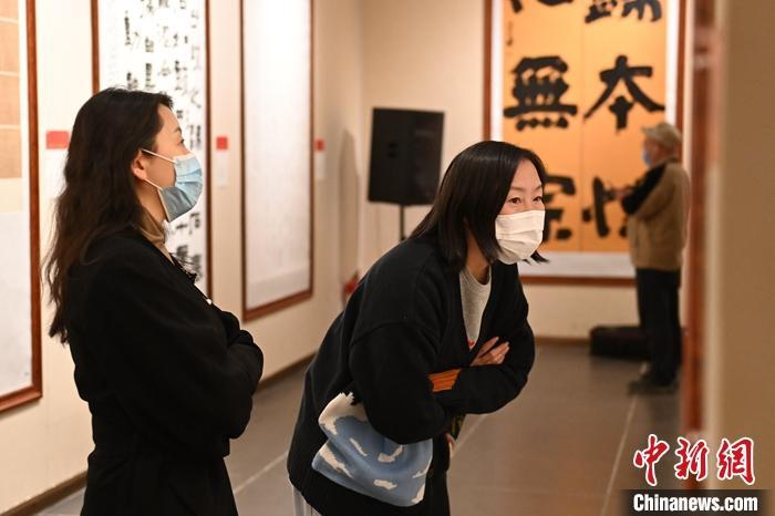 圖為甘肅蘭州，參展書法作品吸引參觀者。 中新社記者 李亞龍 攝