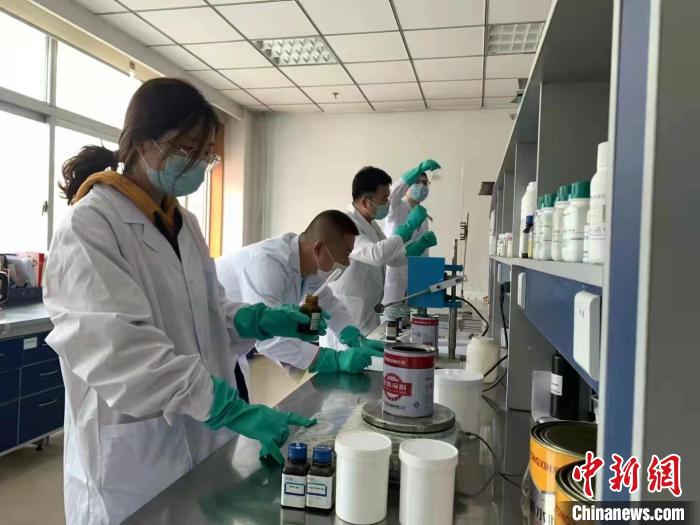圖為肖菲(前一)帶領(lǐng)團(tuán)隊(duì)研發(fā)水性涂料。(資料圖) 受訪者供圖