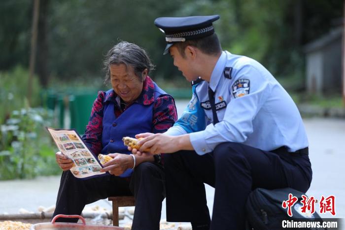 圖為民警背警務(wù)小包給民眾宣講政策。(資料圖) 甘肅省公安廳供圖