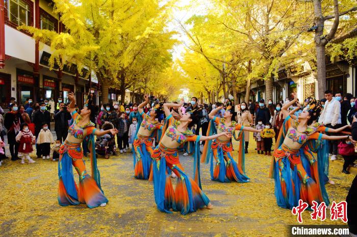 圖為秦州區(qū)文旅局組織的舞蹈隊帶來的舞蹈《絲路》。　秦州區(qū)委宣布供圖