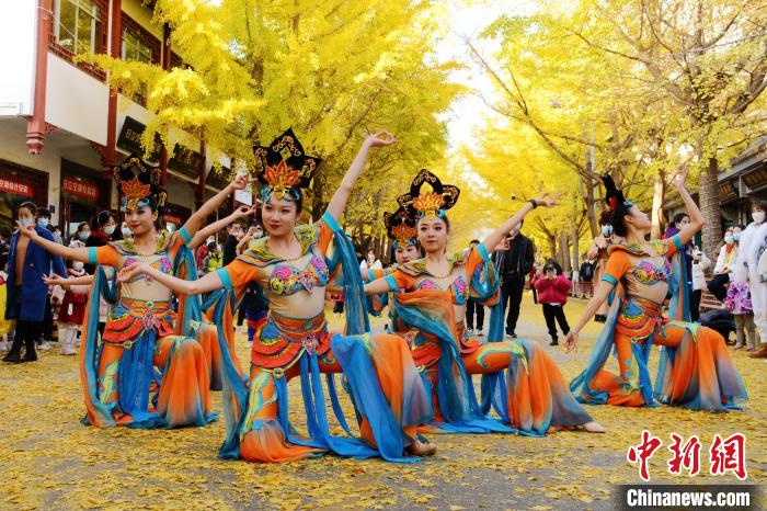 圖為秦州區(qū)文旅局組織的舞蹈隊帶來的舞蹈《絲路》?！∏刂輩^(qū)委宣布供圖