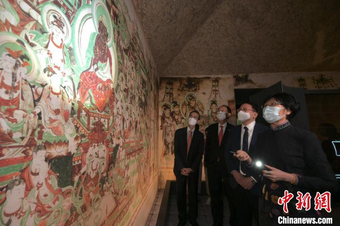 2022年8月23日，“敦煌：千載情緣的故事”展覽在香港開幕。圖為展覽現(xiàn)場(chǎng)，嘉賓們一同觀展?！《鼗脱芯吭汗﹫D
