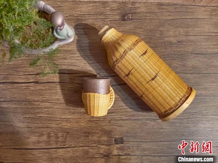 圖為竹編暖壺套。(資料圖) 甘肅省非遺保護(hù)中心供圖