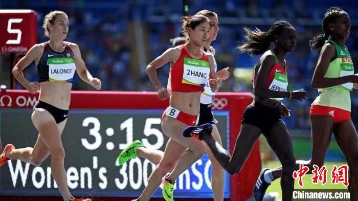 2016年8月，中國(guó)選手張新艷參加里約奧運(yùn)會(huì)田徑女子3000米障礙賽預(yù)賽。(資料圖) 受訪者供圖