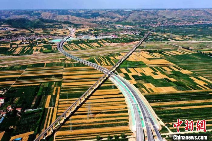 圖為甘肅境內(nèi)的高速公路。(資料圖) 甘肅省交通運(yùn)輸廳供圖