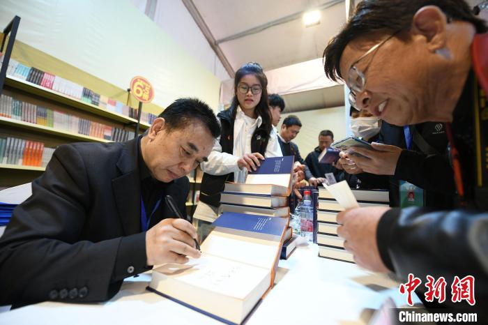圖為作家王躍文現(xiàn)場(chǎng)簽名售書?！×赫赵?攝