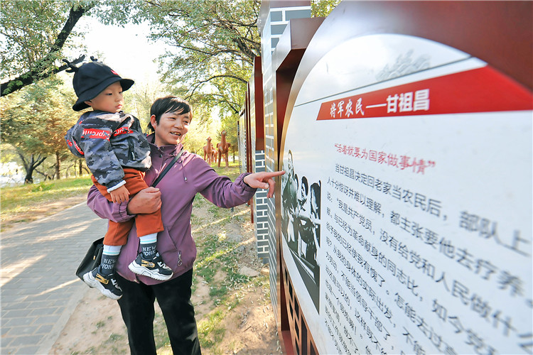 嘉峪關(guān)市紀(jì)委監(jiān)委通過實施“政治鑄廉、教育促廉、文化育廉、陣地助廉、監(jiān)督固廉”等“五廉”行動，深入推進(jìn)新時代廉潔文化建設(shè)。圖為市民在迎賓湖絲路廉潔文化主題公園“勤廉楷模墻”接受廉潔文化教育。.jpg