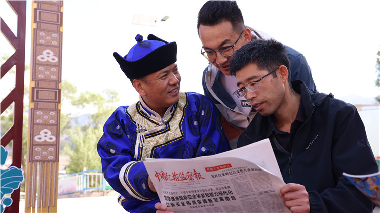 2023年6月8日，甘肅省張掖市肅南裕固族自治縣紅灣寺鎮(zhèn)紀(jì)委工作人員在一小區(qū)廉政文化主題廣場與社區(qū)居民拉家常，宣傳廉潔知識，共話廉潔文化.jpg