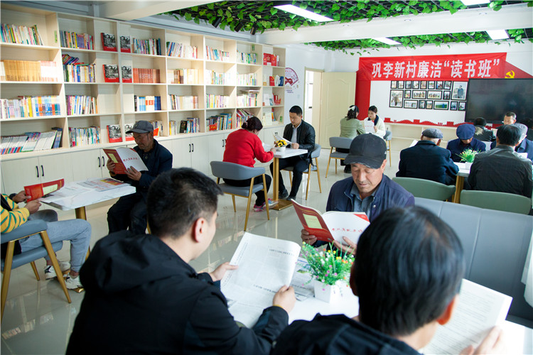 隴南市禮縣開展廉潔書籍進(jìn)農(nóng)家書屋活動，圖為羅壩鎮(zhèn)鞏李新村舉辦的“廉潔讀書班”。.jpg