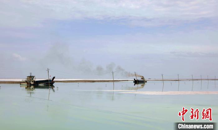 “天空之鏡”青海茶卡鹽湖：迎黃金旅游季，獨(dú)特景色引客來