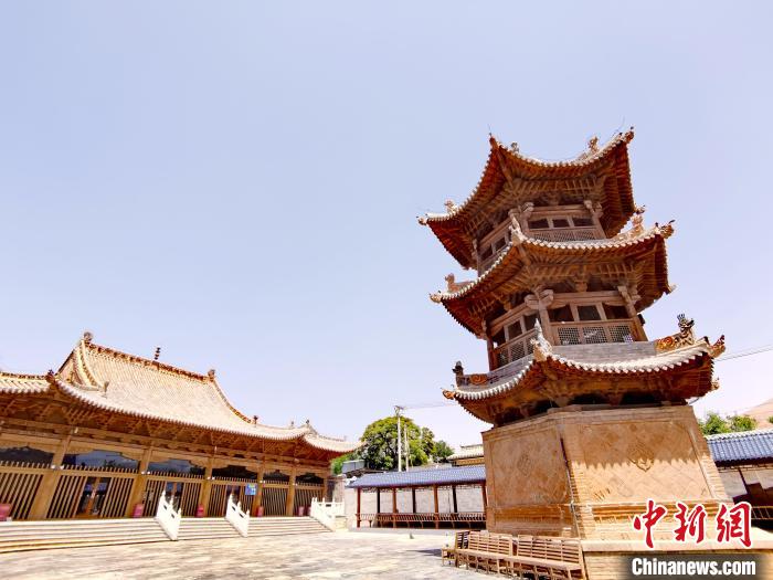 圖為阿河灘清真寺局部?！?zhí)砀?攝