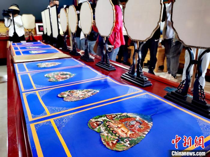 圖為唐卡延伸產(chǎn)品?！?zhí)砀?攝