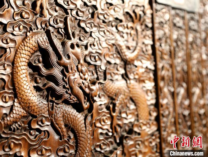 圖為青海永錄民俗博物館內(nèi)珍藏的中式家具細節(jié)展示?！⊙Φ?攝