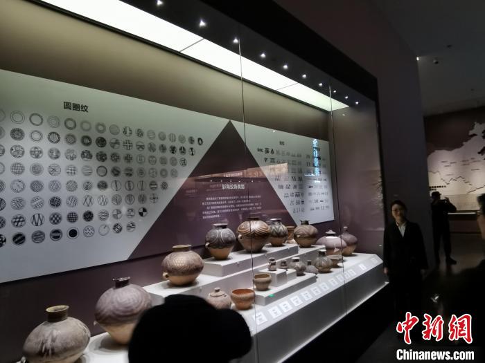 圖為河湟文化博物館展示的當(dāng)?shù)爻鐾敛侍盏募y飾類別。　張?zhí)砀?攝
