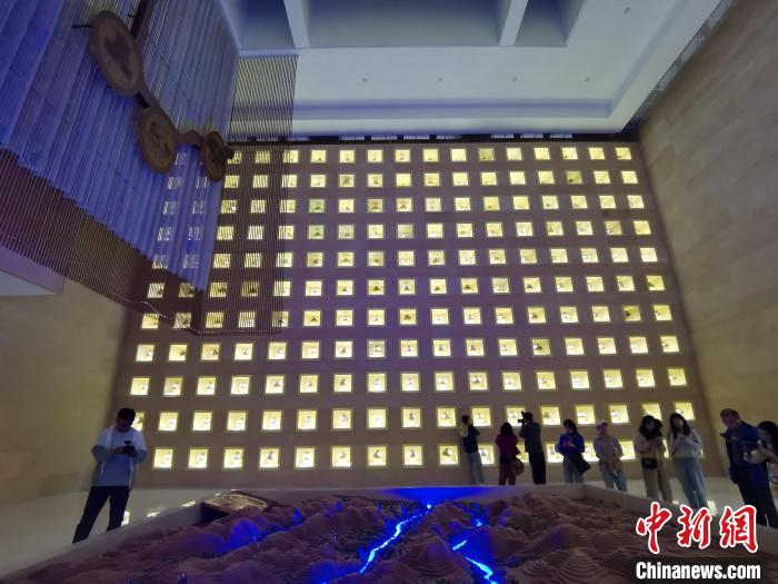 圖為河湟文化博物館序廳的左右彩陶墻放置的374件彩陶?！?zhí)砀?攝
