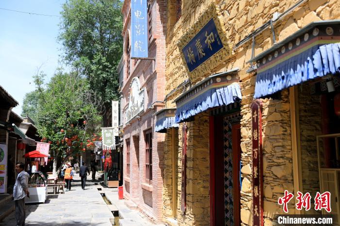圖為平安驛·河湟民俗文化體驗(yàn)地的門(mén)店。　薛蒂 攝