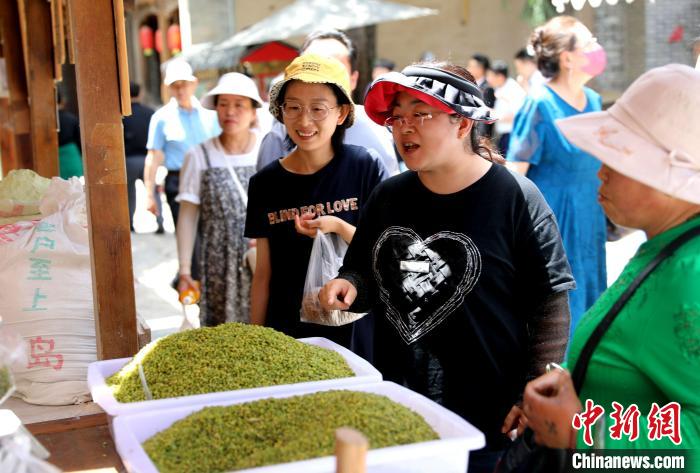 圖為民眾購(gòu)買青海特色小吃。　薛蒂 攝