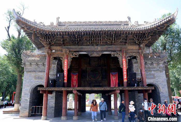 圖為平安驛·河湟民俗文化體驗(yàn)地的戲樓。　薛蒂 攝