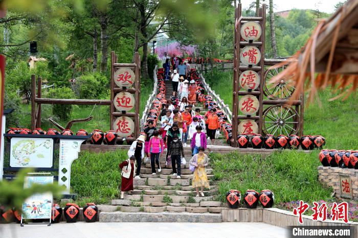 圖為油嘴灣生態(tài)文化景區(qū)的游客?！⊙Φ?攝