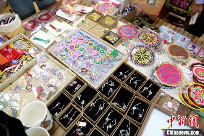 圖為盤繡作品?！⊙Φ?攝