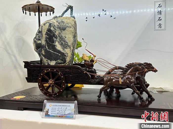 8月3日——7日，2023中國(蘭州)絲綢之路國際賞石文化節(jié)在甘肅國際會展中心舉行。圖為名為《漢武大帝》的黃河石。楊娜 攝</p><p>