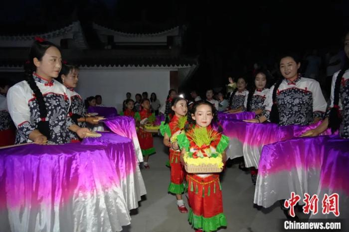 甘肅省西和縣姜席鎮(zhèn)晚霞湖畔，當(dāng)?shù)孛耖g舉行盛大的乞巧儀式。魏朵朵 攝