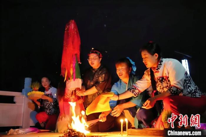 持續(xù)七天八夜的乞巧節(jié)正在西漢水上游的甘肅省西和縣進(jìn)行。西和縣姜席鎮(zhèn)晚霞湖畔，民眾“巧頭”點(diǎn)蠟、炷香、焚裱紙、跪拜，準(zhǔn)備將“巧娘娘”請(qǐng)進(jìn)院。魏朵朵 攝