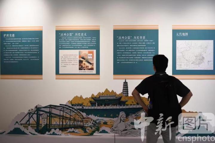 圖為觀眾了解涼州會(huì)盟的歷史背景。 中新社記者 戴文昌 攝 